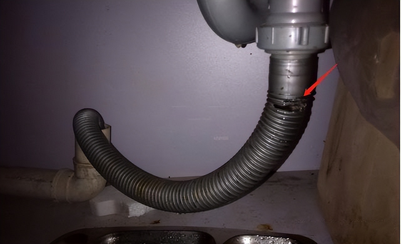 管道下水“越来越慢”怎么办？别用棍子捅！教你一招，哗哗下水