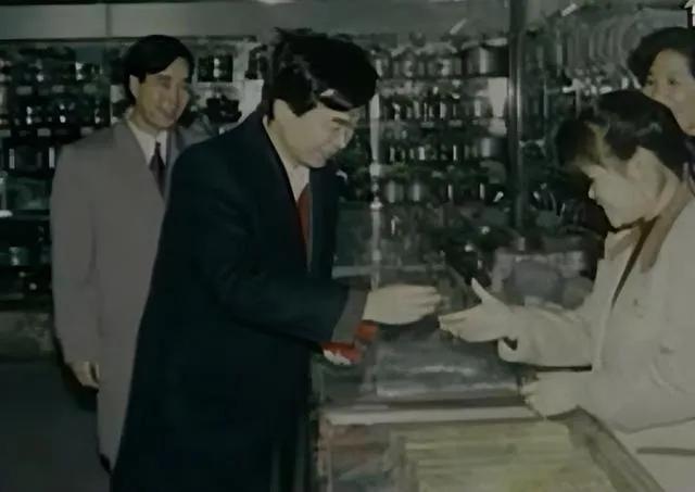 “广西第一贪”的特殊喜好，将发生性关系的女人们照片锁进密码箱