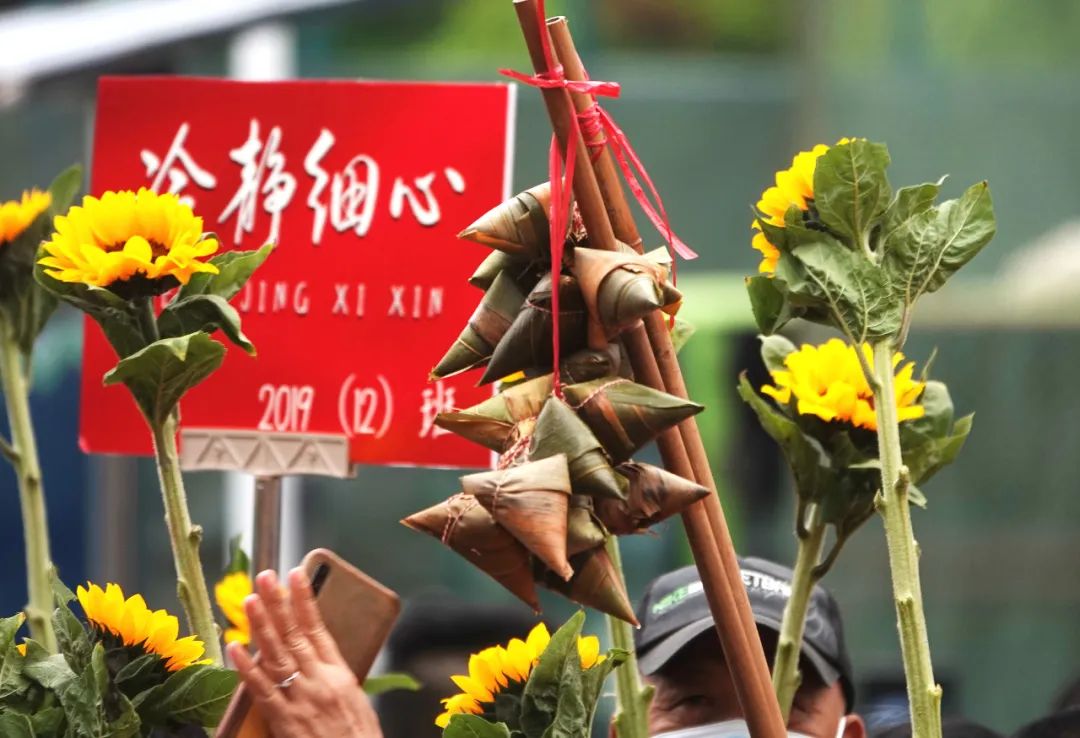 刚刚，青岛5万多勇士霸气走进战场！少年，此去何求？夺盛名、拔头筹、争魁首、独占鳌头！