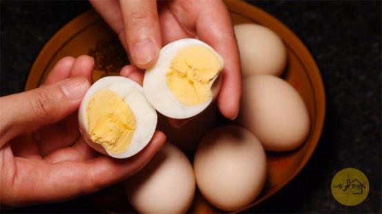 怎样让鸡蛋煮出来好吃又不破皮,鸡蛋别再水煮了试试这样做