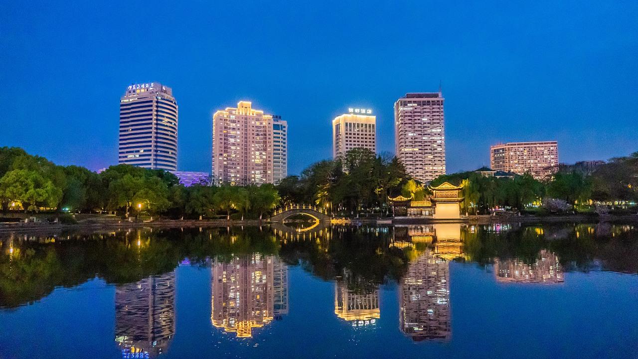 义乌首富翁荣金，打造中国最大袜子企业，上市后身价暴涨10倍