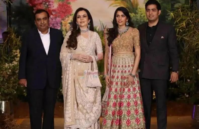 印度富豪妻子鼻环价值3亿,印度首富给妻子的手机壳