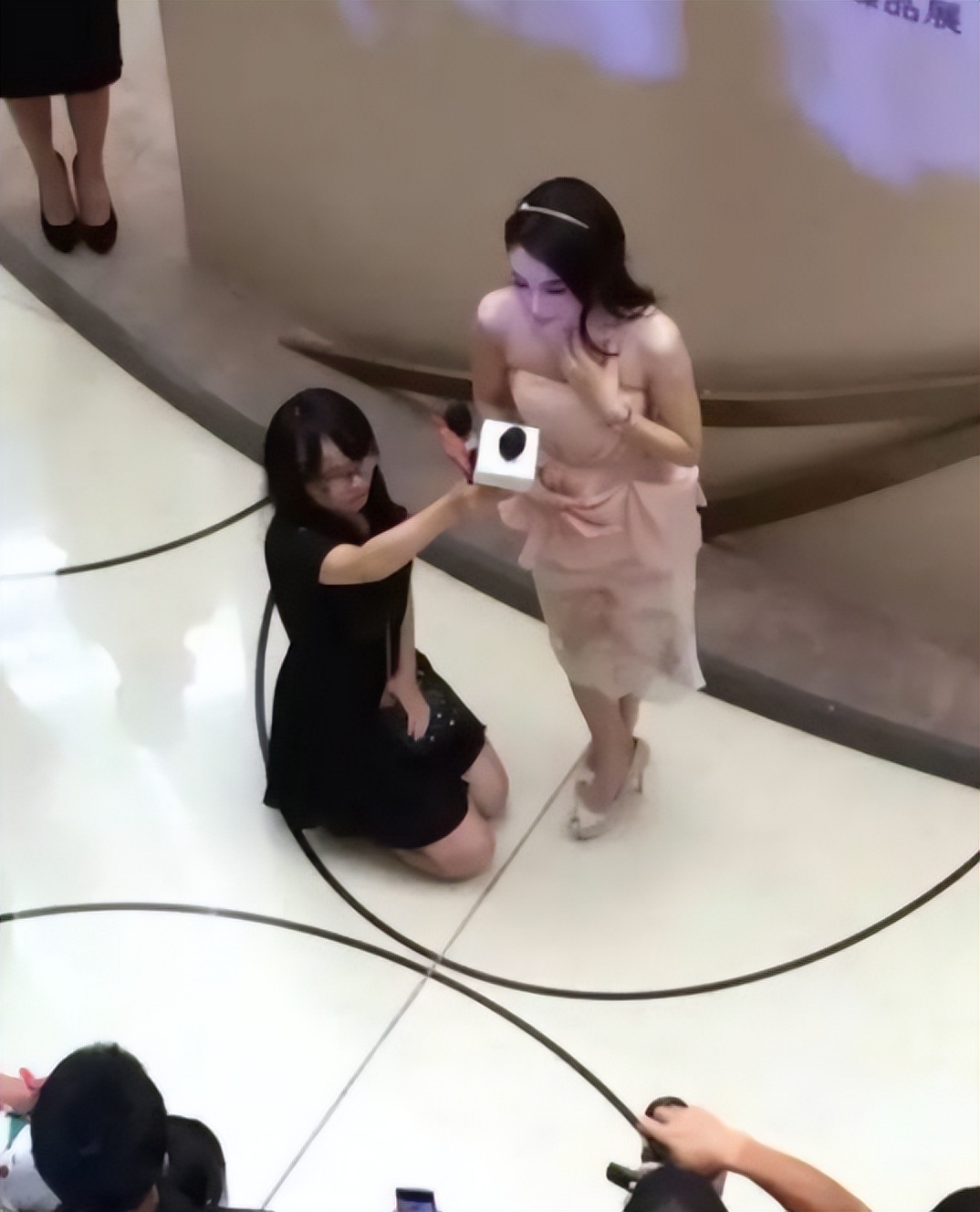 陪吃陪睡只是冰山一角，明星曝出的圈中内幕，一个比一个毁三观