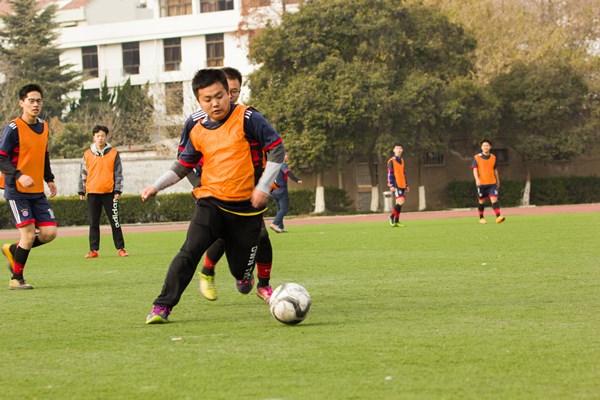 腰肌劳损有哪些症状会背痛,腰肌劳损腰部痛咋回事