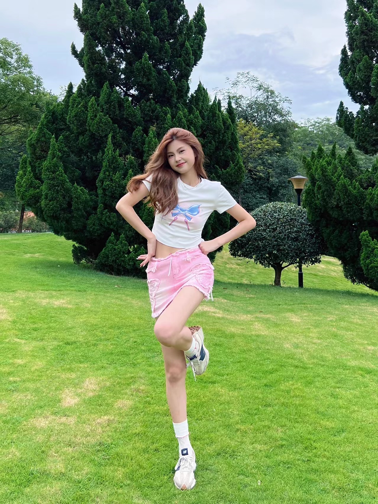 公园草坪爆款拍照技巧摆姿势,初秋公园草地拍照怎么拍出高级感