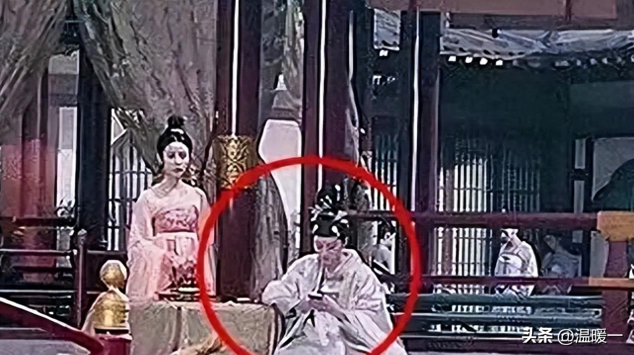 *绑捆**露大胸、台词胡来！这些“*辱侮**”观众的剧情，真把观众当呆子