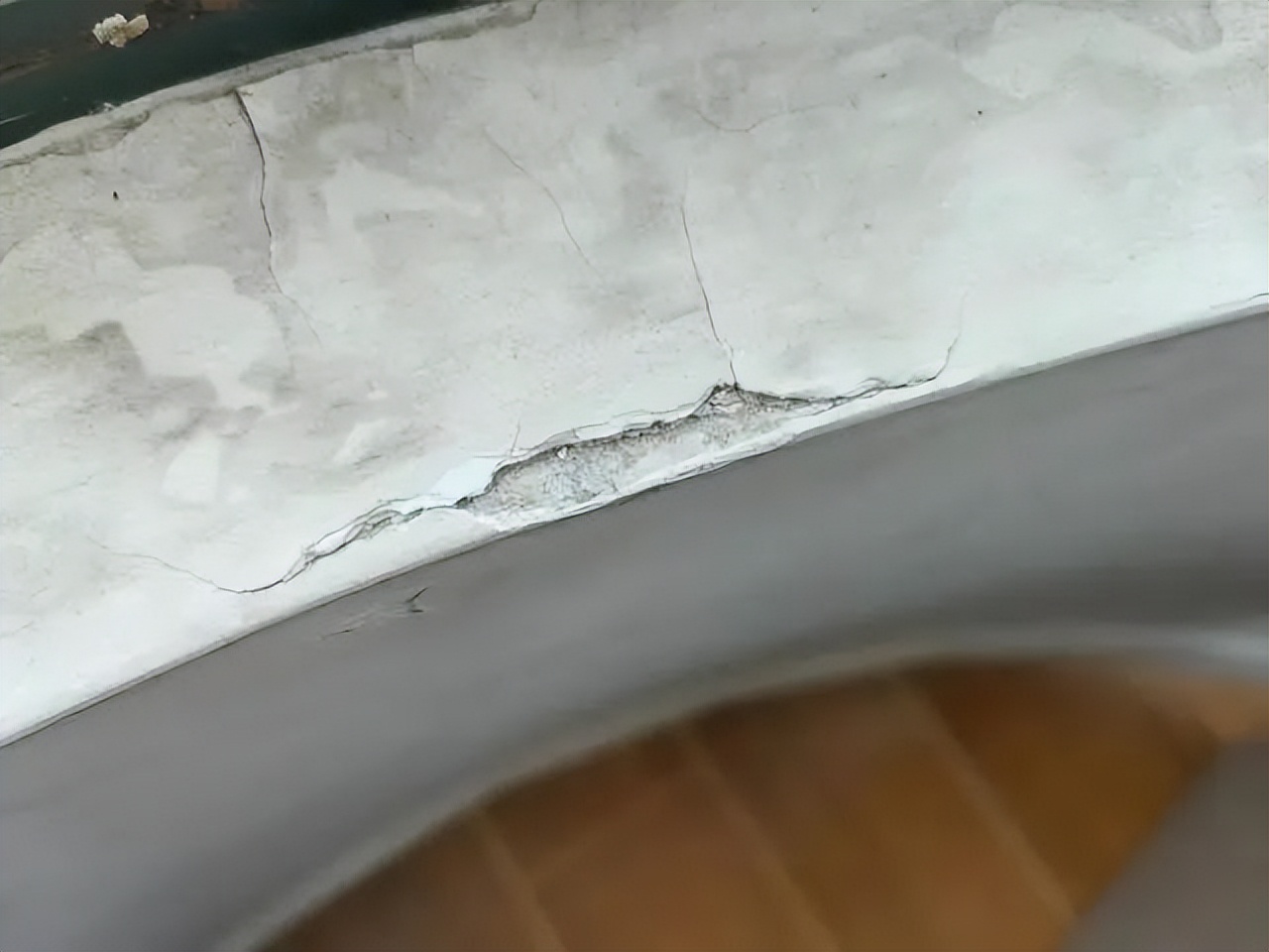 天花板裂缝漏水怎么修补,墙面裂缝怎么修补最好