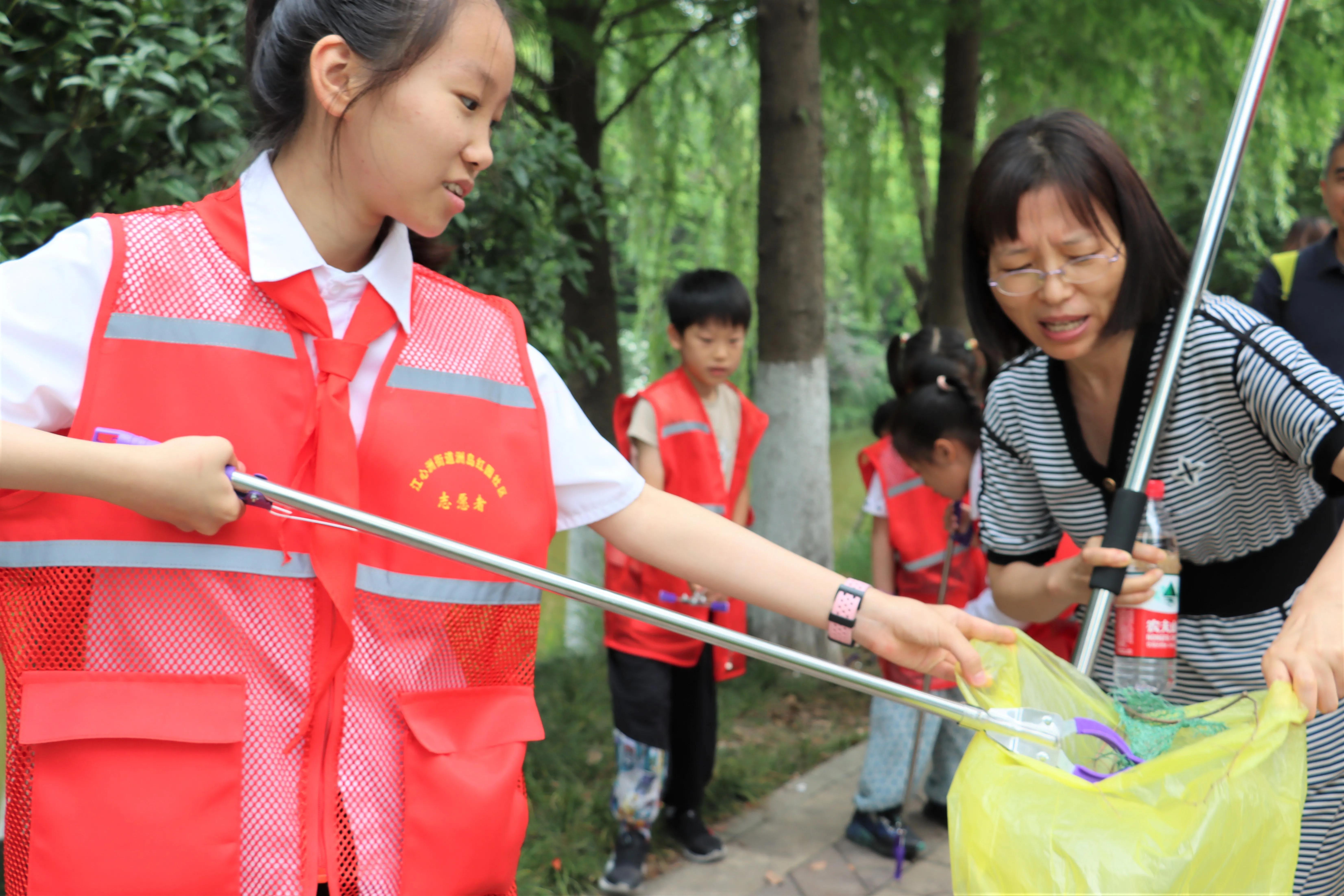 南京建邺区江心洲洲岛红园社区成立“小红鹰”少年志愿者先锋队