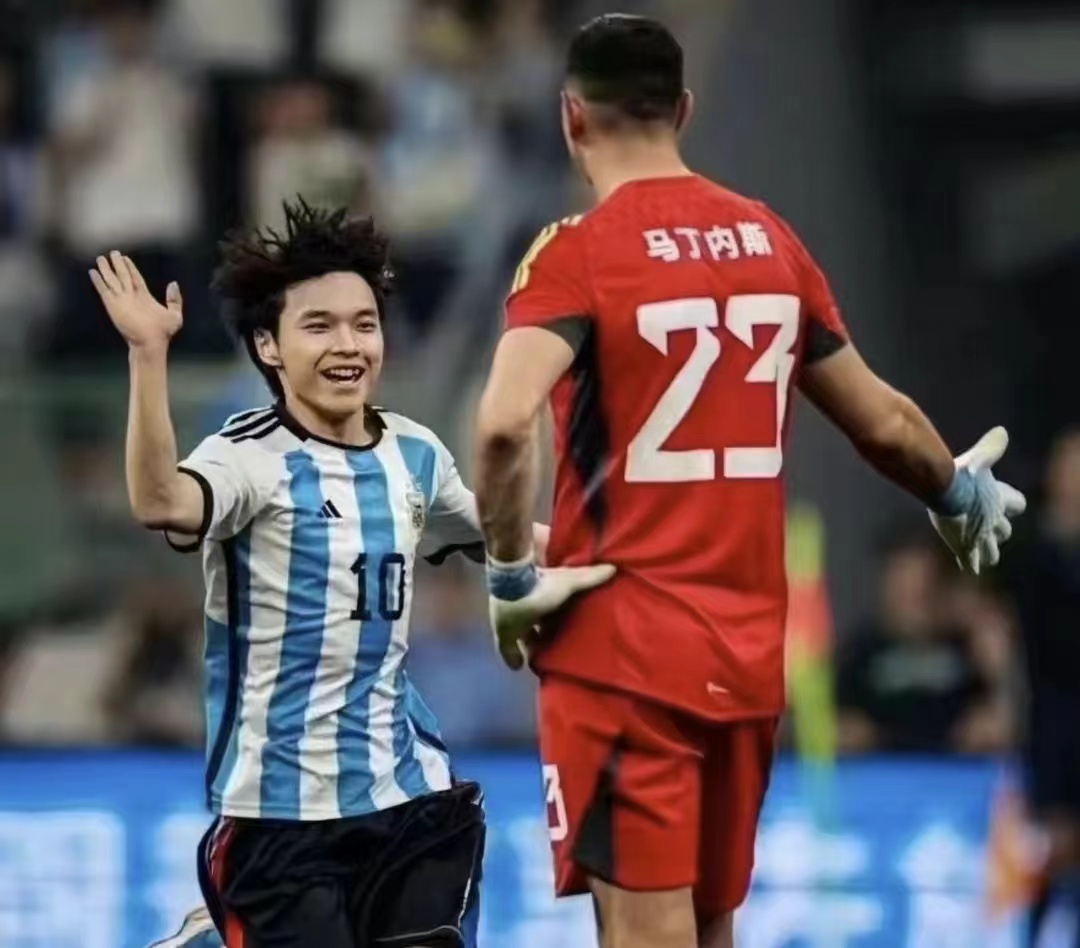 18岁少年拥抱梅西道歉视频,18岁少年冲进球场拥抱梅西