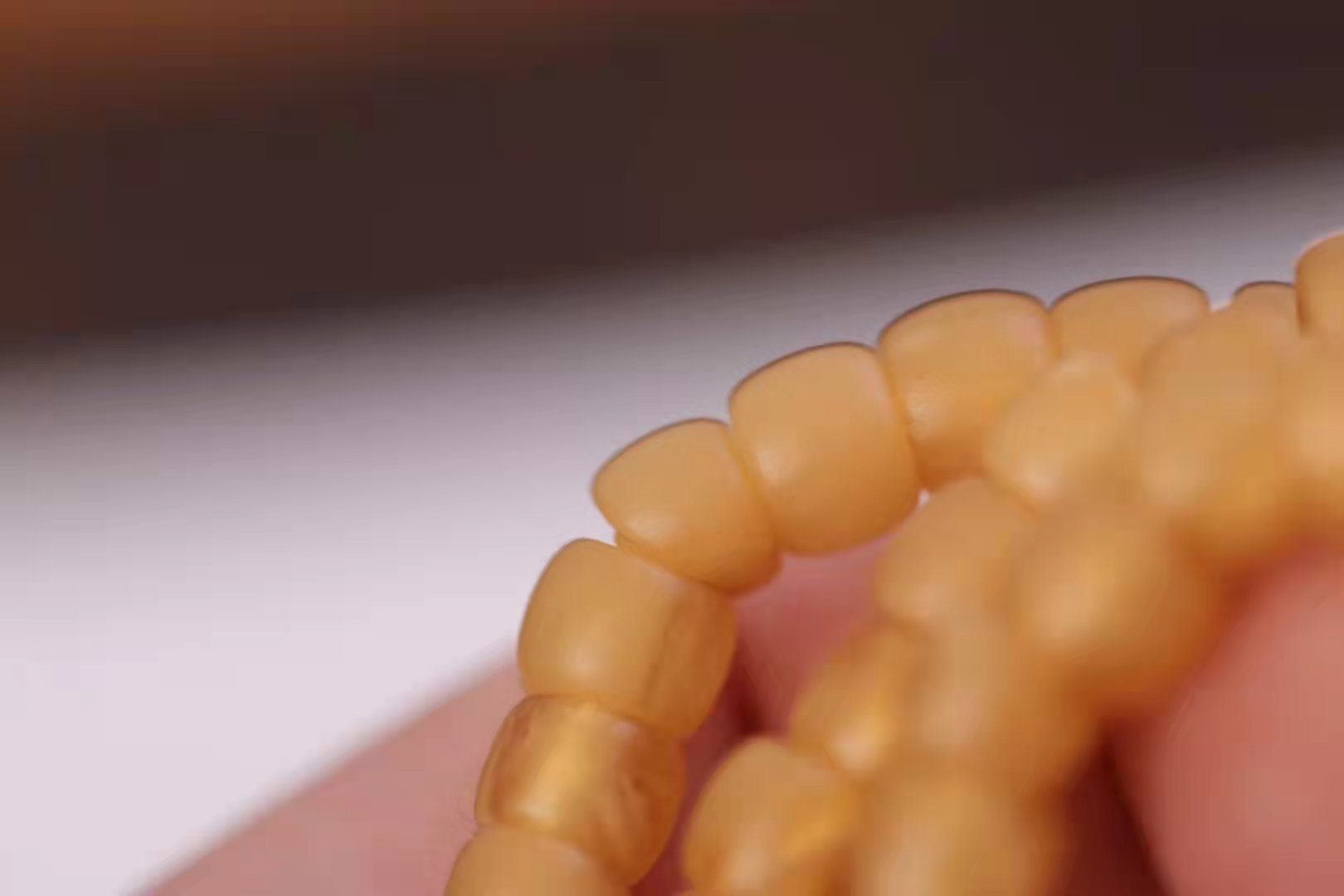 天然蜜蜡和二代合成蜜蜡的区别,二代合成蜜蜡会盘玩变色吗