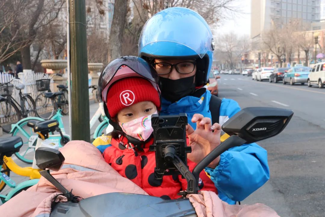 火锅店老板娘破产带着*女幼**跑闪送，每天挣够200元就回家