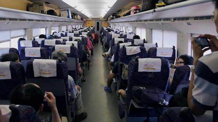 高铁乘务员月薪是多少上几天班,高铁乘务员工资月薪多少钱