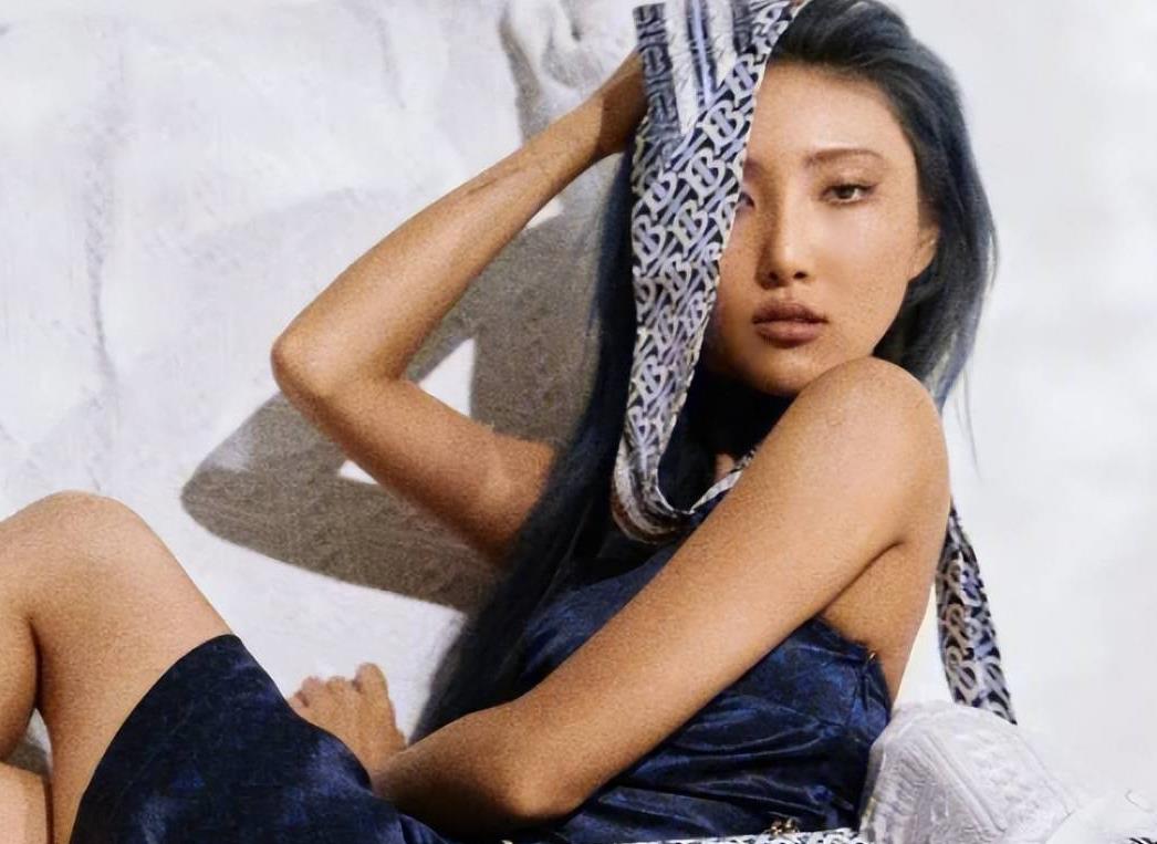 原创曝华莎演出淫乱罪被传唤，下蹲抚摸私密，恐判刑1年罚款500W