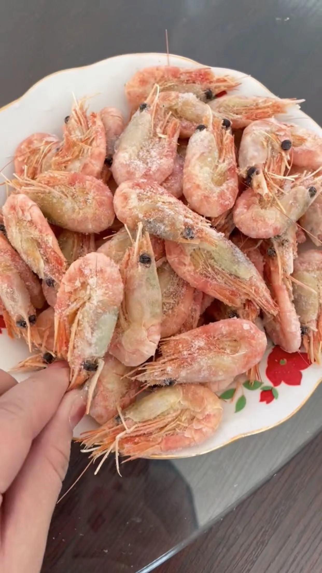 女子去做客，发现一盘带冰的大虾，不敢吃也不敢问，急坏网友
