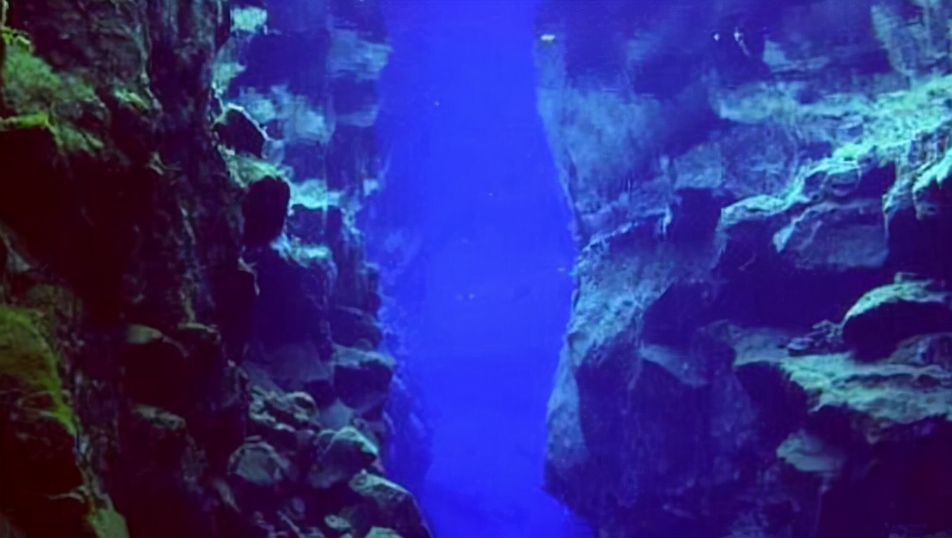 一块砖头扔进海沟要多久沉到海底,把砖扔进马里亚纳海沟多久会碎