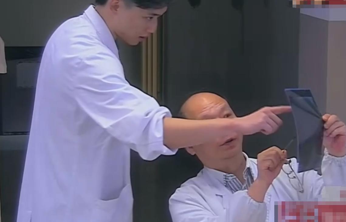 53岁父亲遭受车祸九死一生,父亲被卡车拦腰碾压救活了吗