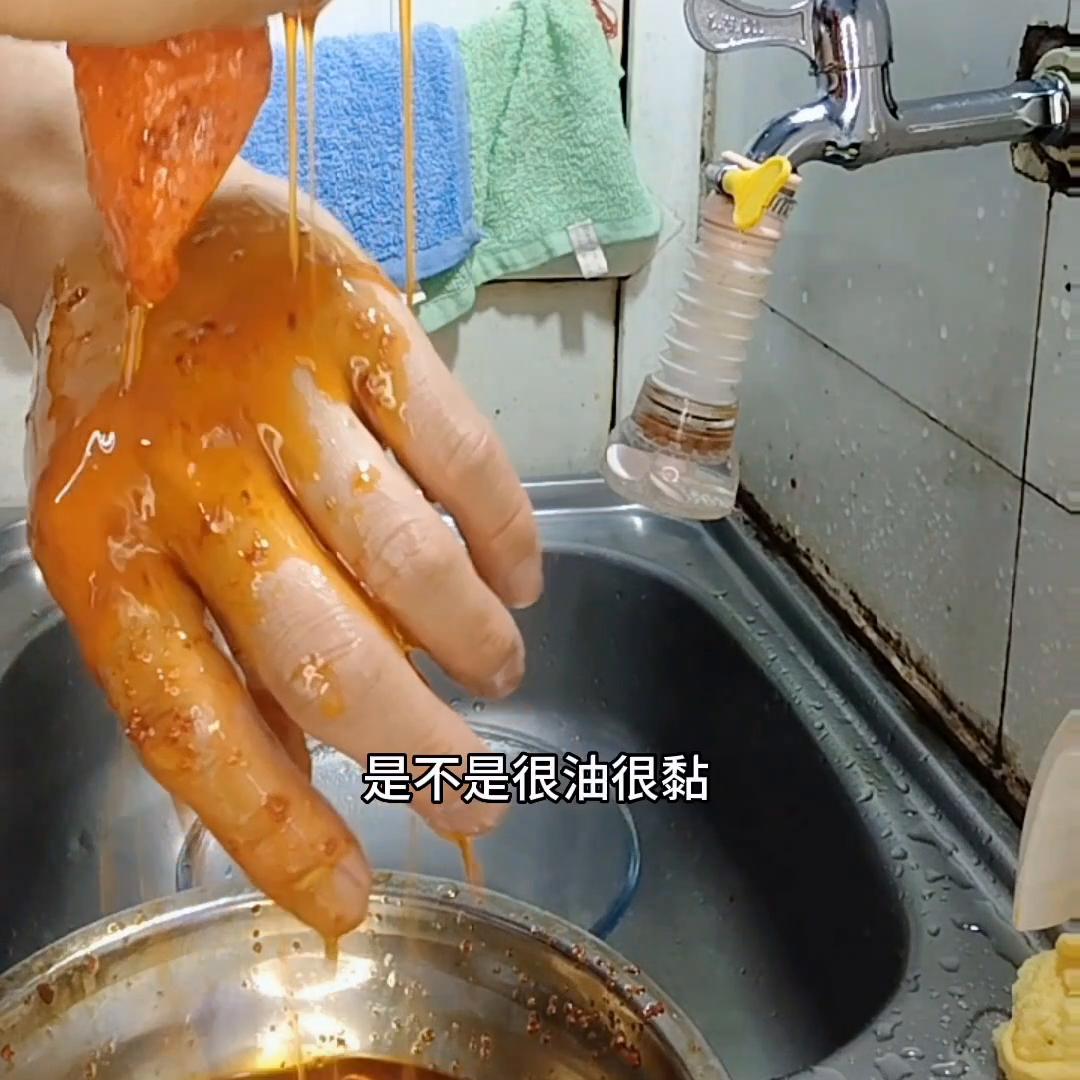 辣椒油弄到衣服上怎么洗掉,辣椒油溅到白衣服上怎么办