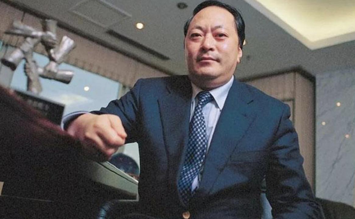 天津首富：24岁成大老板，家产400亿，给员工送宝马、飞机