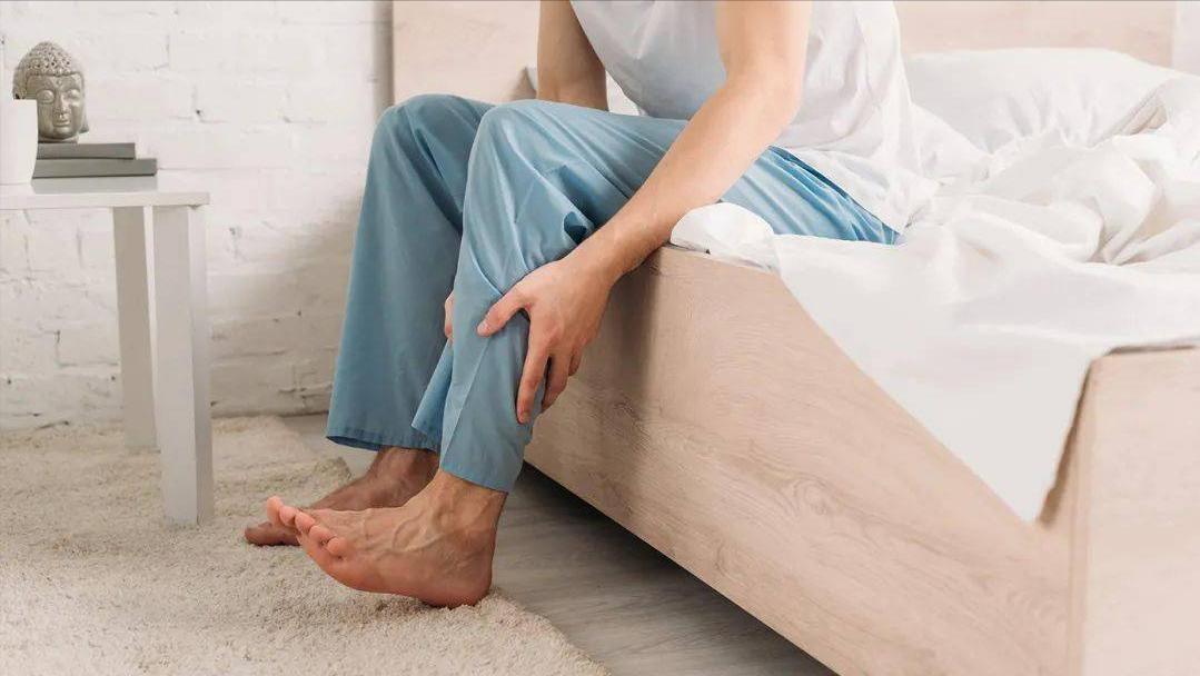 70岁老人压腿拉筋有好处吗,老人压腿的好处与坏处