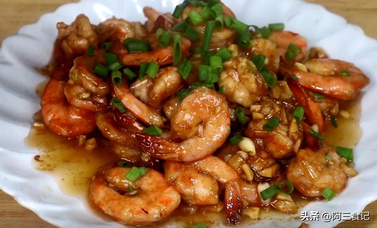 大虾新吃法比油焖清蒸好吃10倍,大虾的家常做法清蒸蒜蓉不辣