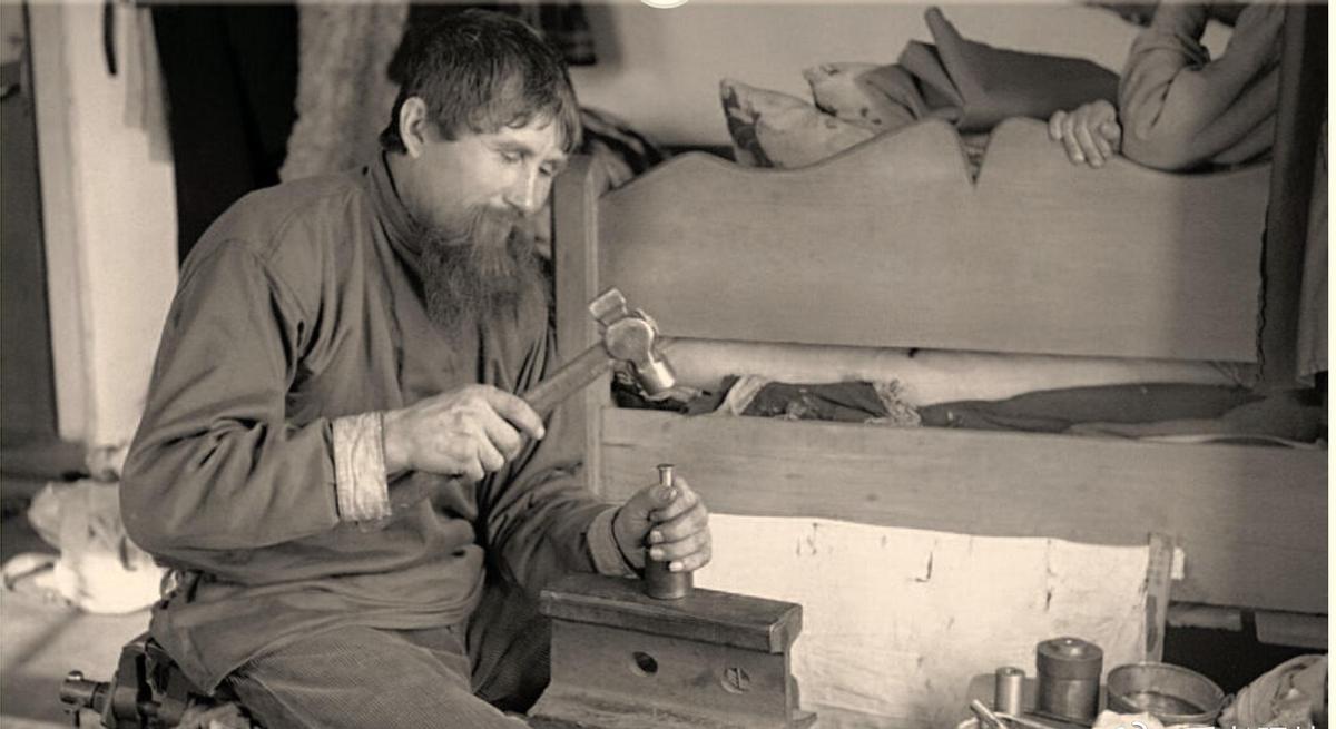 女子身着日本侵华军装露脸,女子穿日军军服拍照被抓