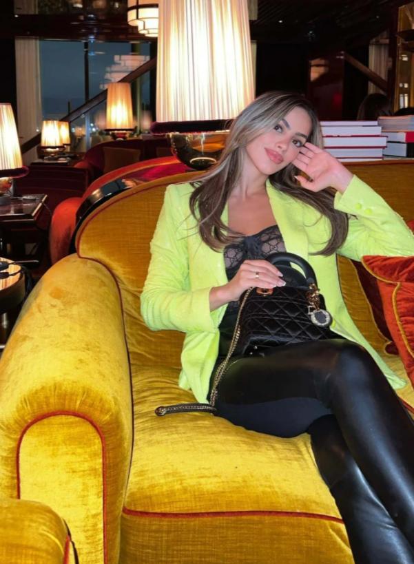 女子打工省吃俭用,啃老买奢侈品