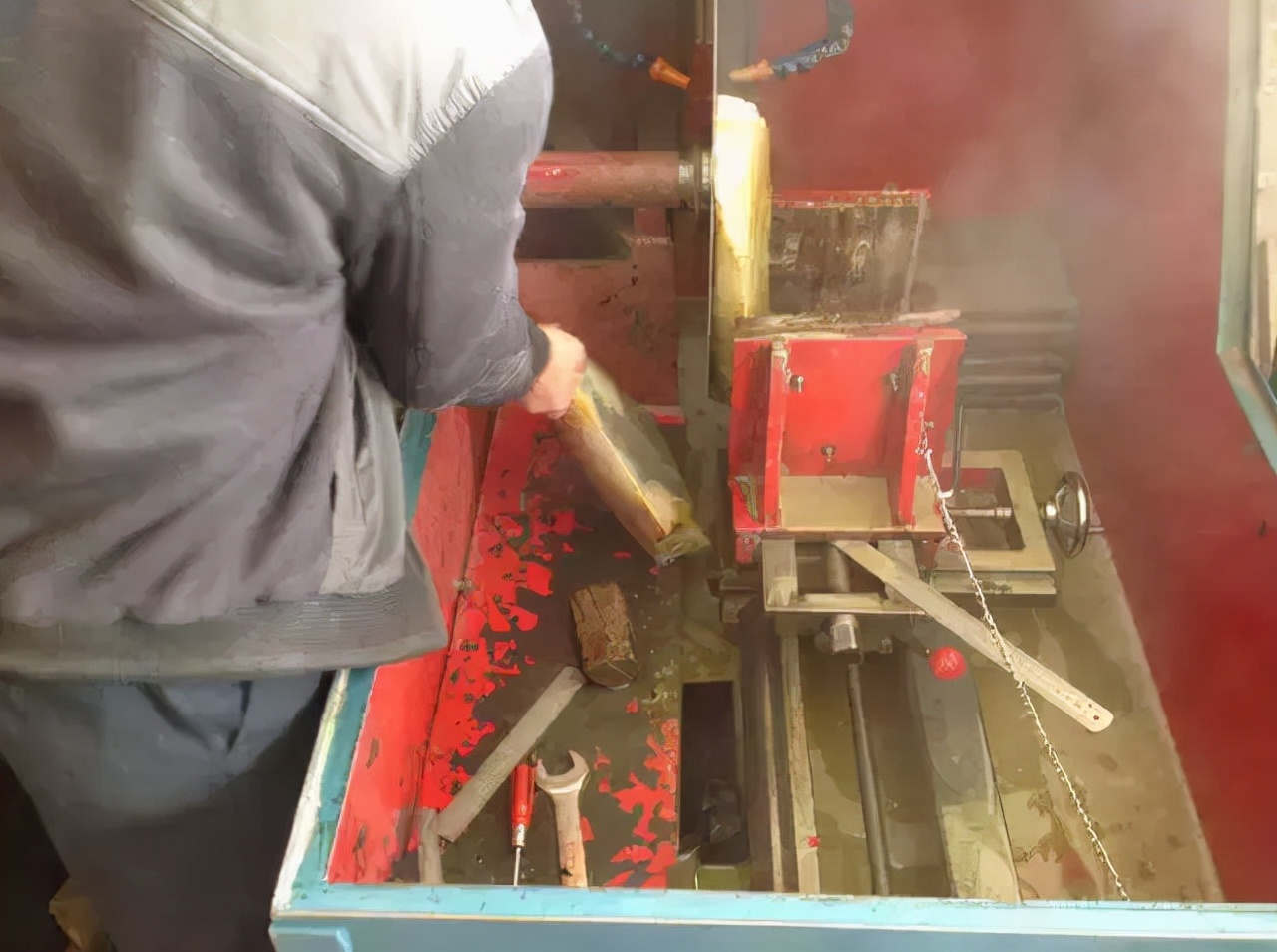 顶级玻璃种翡翠原石切割视频,顶级玻璃种全脱沙翡翠原石