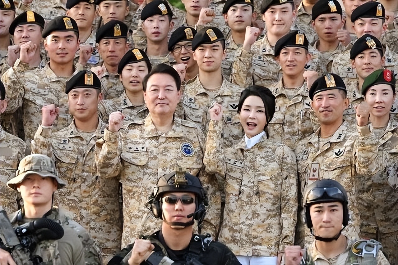 韩国第一夫人穿军装抢风头,韩国第一夫人穿军装被批