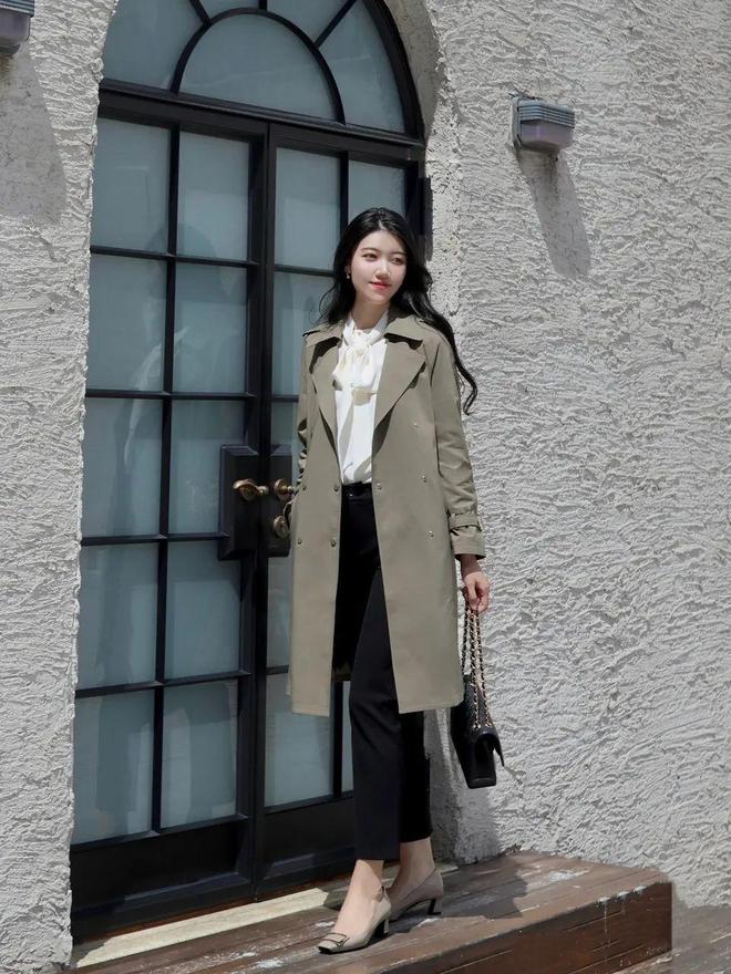 一字带凉鞋黑裤子搭配什么上衣,黑裤子怎么搭配洋气