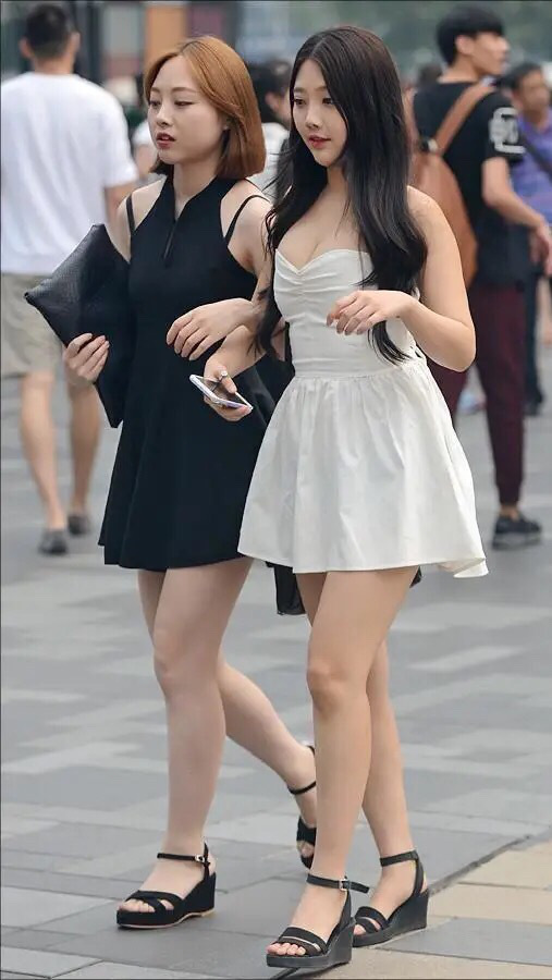 街拍短裤短裙齐上阵，颜值高气质好美女如云，身材丰满三围S曲线