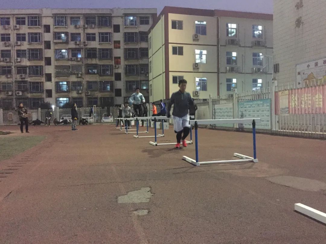 谱写青春之歌弘扬运动精神,谱写生命之歌弘扬运动精神