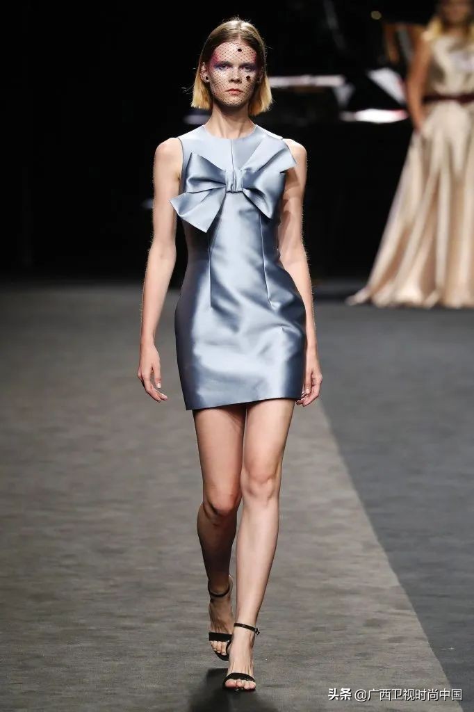 很热怎么穿,夏季天热怎么穿才够时尚