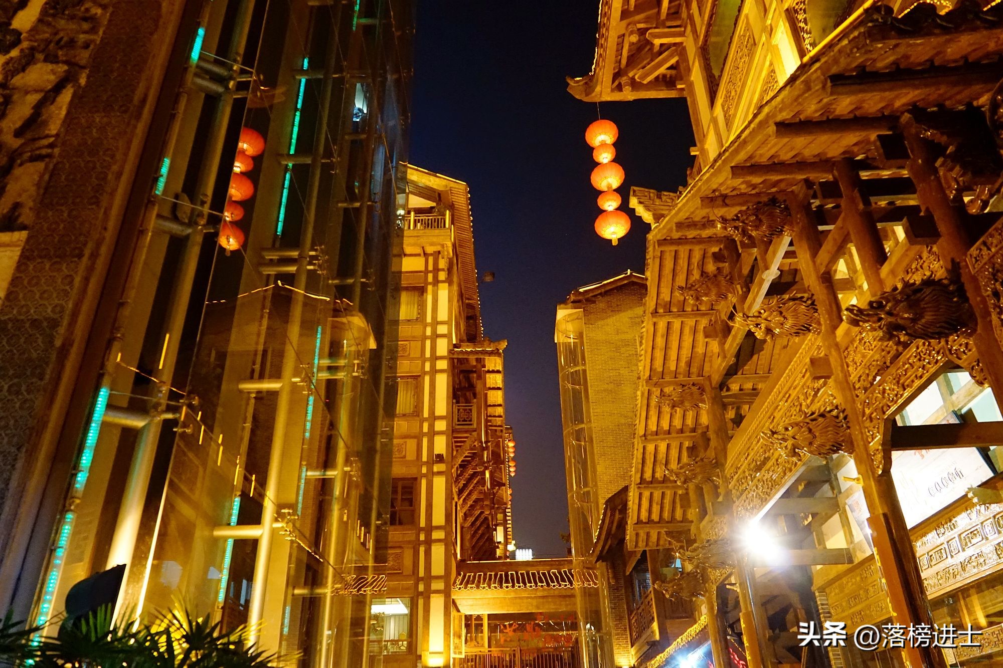 跟着我打卡最红地标重庆洪崖洞,打卡古重庆城门之一洪崖洞