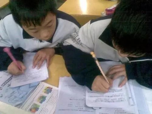 家长在群里问作业怎么办,家长群里交作业