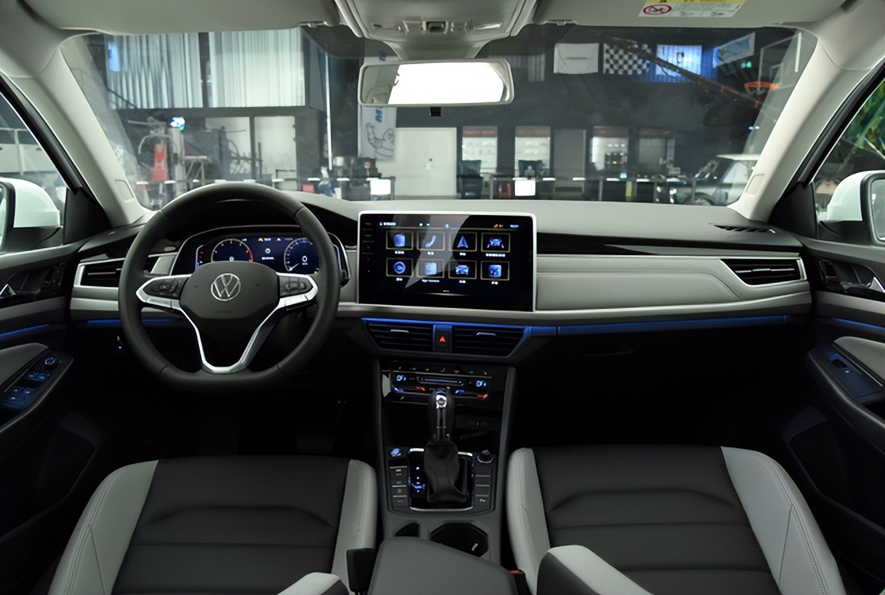 新宝来哪一年上市的,新宝来还出手动吗