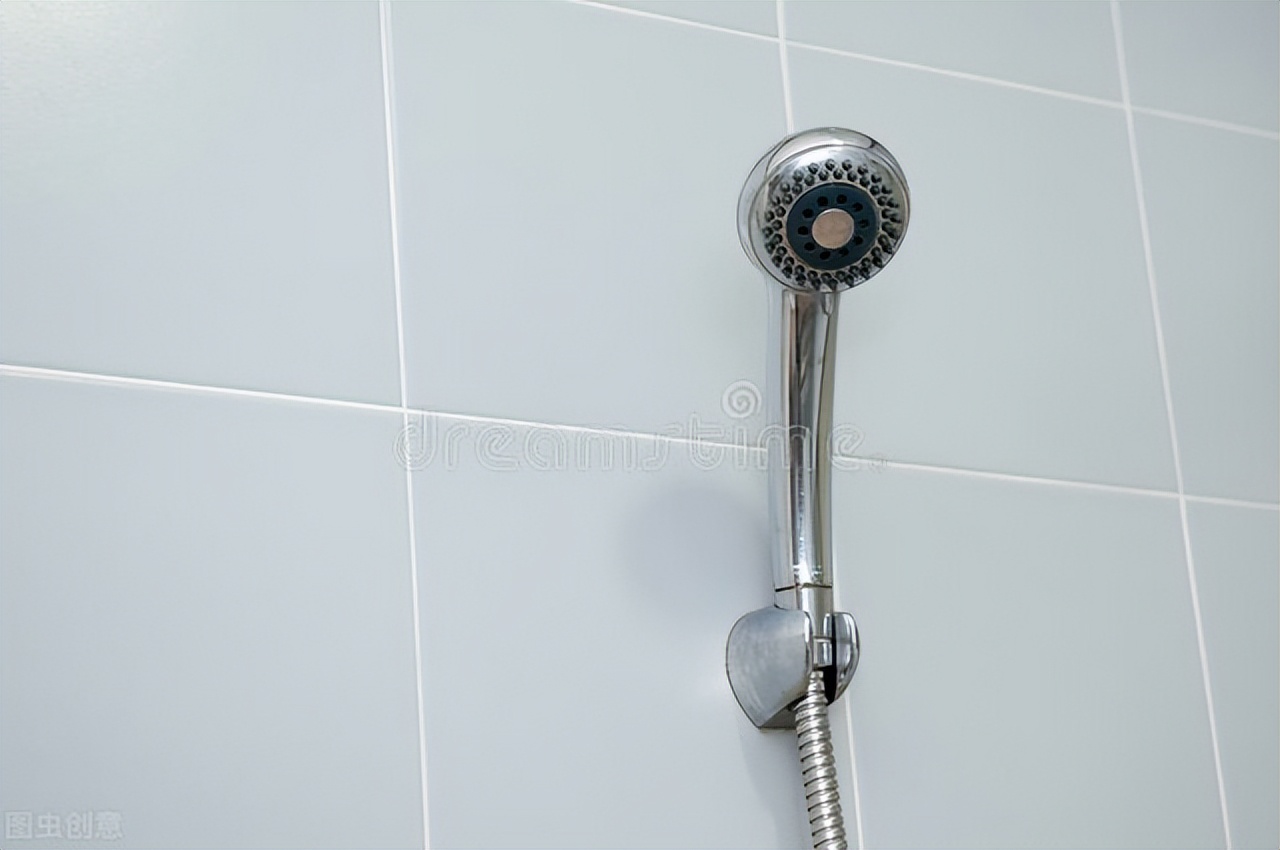 淋浴喷头用一段时间有脏东西,淋浴喷头堵了会使热水变冷吗