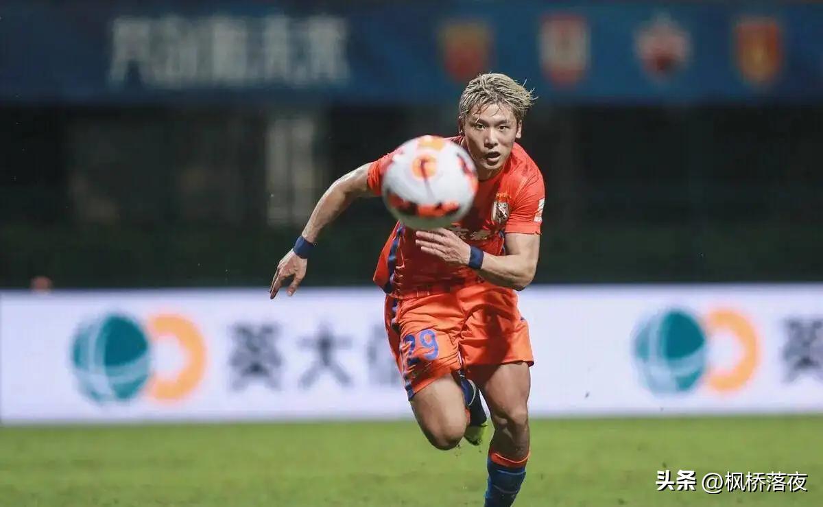 趁外援打盹25岁中国飞翼原地起飞！单场梅开二度，杀死比赛