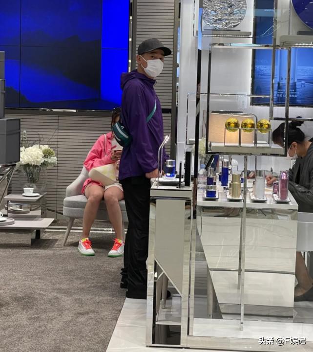 陈小春应采儿逛街 (陈小春陪应采儿逛街)