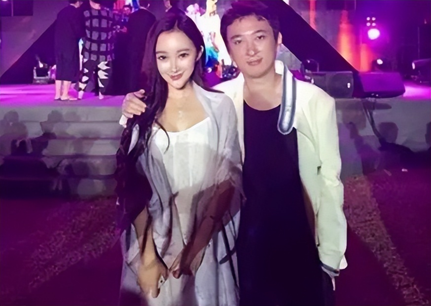 王思聪带美女开豪华游艇,王思聪开私人飞机带着网红去三亚