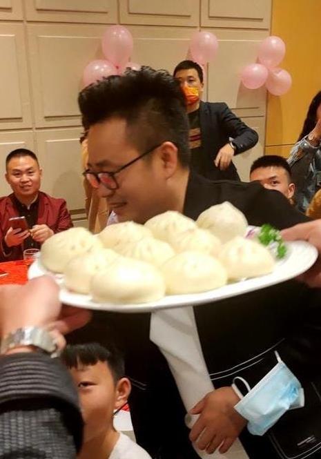 孙海洋家包子铺一年赚50万,孙海洋包子店走红姐妹花