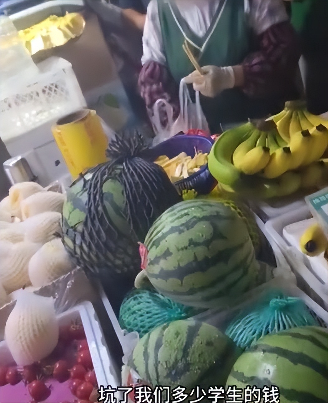 买5斤西瓜少2斤黑心商贩遭怒怼,大学生买西瓜被缺斤少两