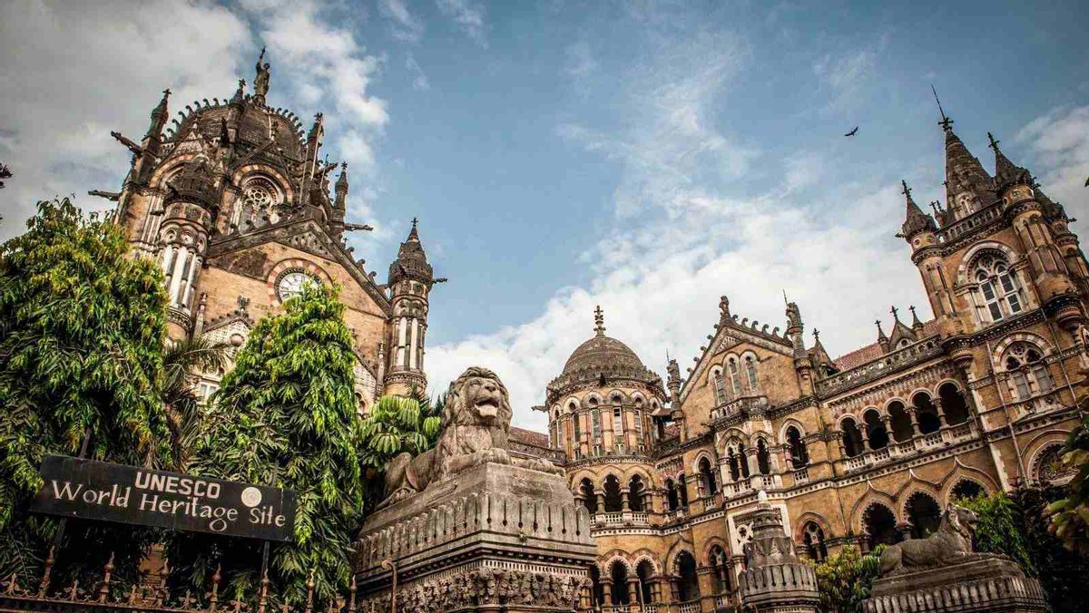 印度两辆列车相撞致15死,印度基建为何易出事故