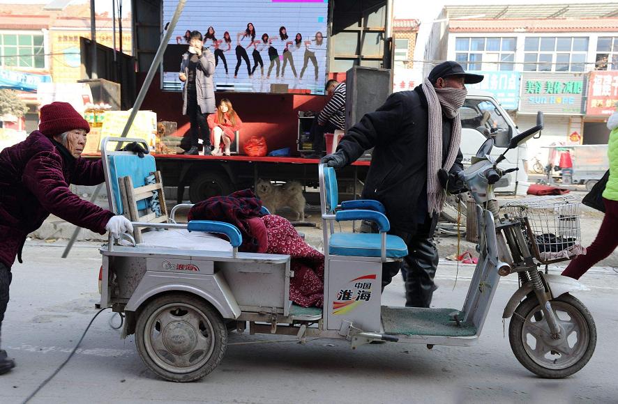 三轮车放到半路没电了,电动三轮车路上没电了怎么办