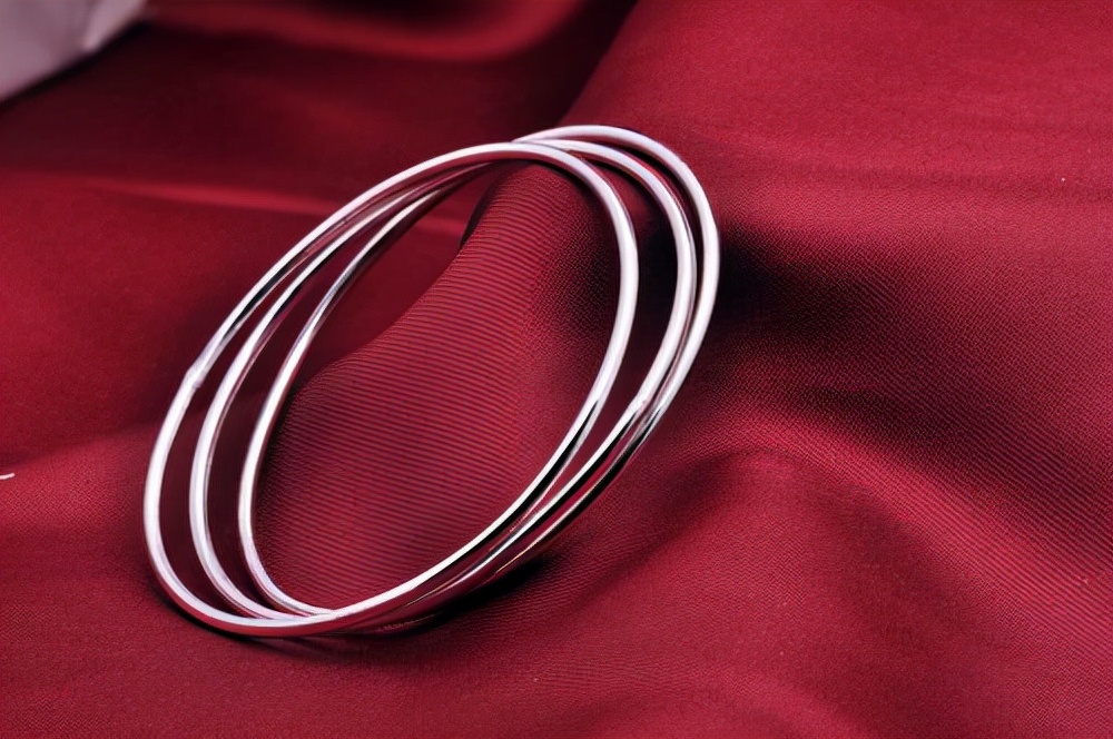 女人长期佩戴银手镯有好处吗,女人长期戴银手镯真的有好处吗