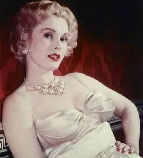 “最高级的*女妓**”：嫁老头撩鲜肉，9婚8离，与美国总统闹绯闻