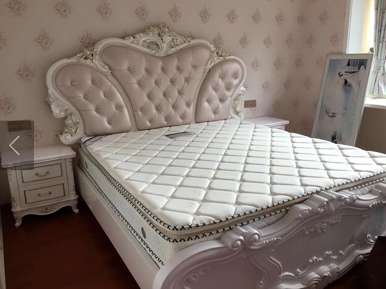 新房装修完毕，120平花了25万，客厅却被小姑子的十字绣毁了