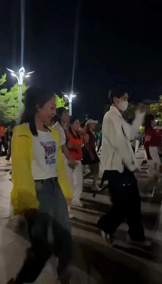 大妈广场舞和年轻人广场舞,现在的广场舞越来越有活力了