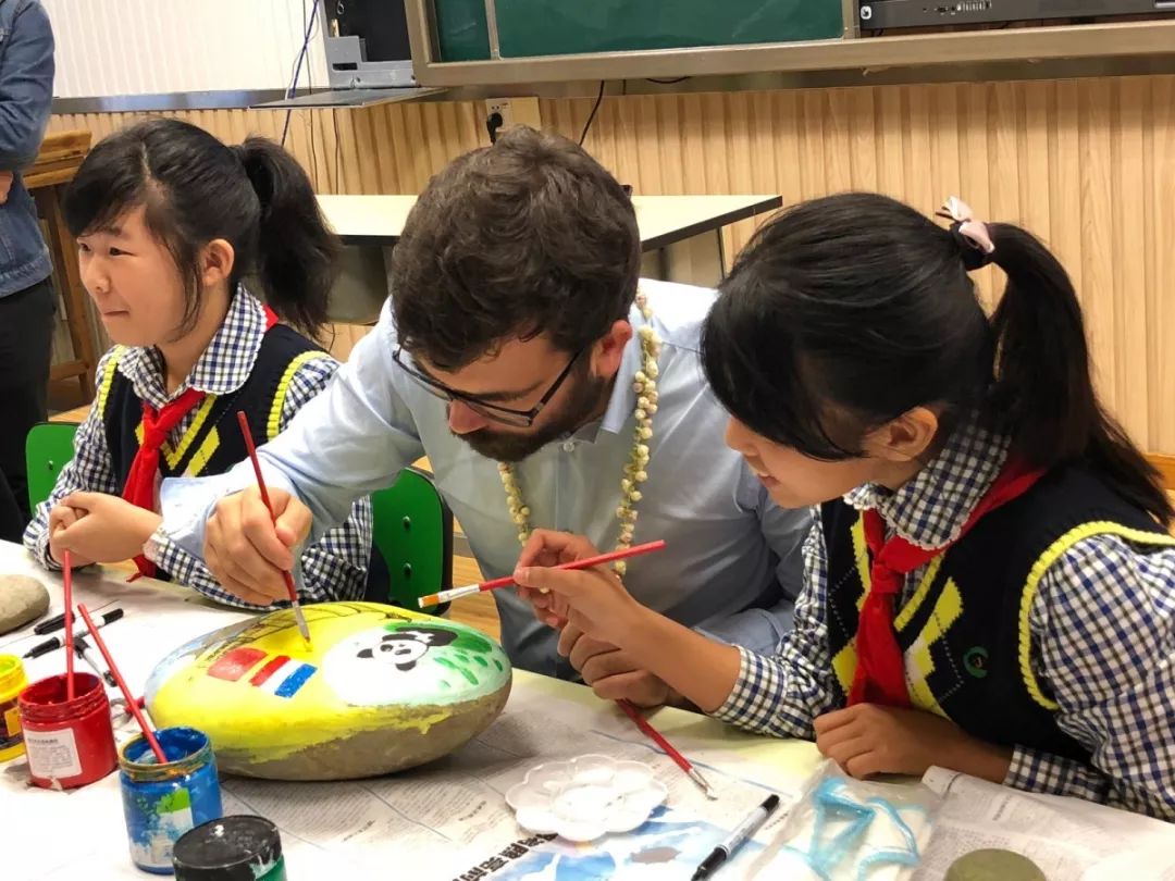 法国欧坦市市长一行来渝交流考察,法国欧坦市市长访问学校