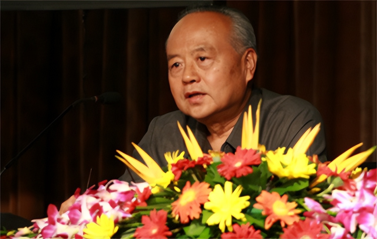 *颖超邓**去世，聂帅女儿聂力哭着扑向骨灰盒：邓妈妈再让我吻你一次