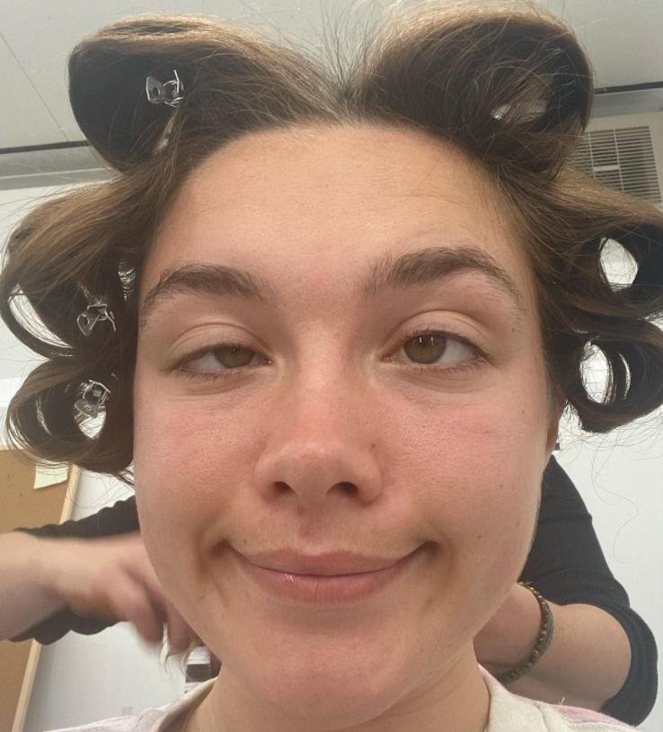 26岁好莱坞女星遭网暴！穿薄纱礼服公开露胸，被嘲胸太丑令人作呕